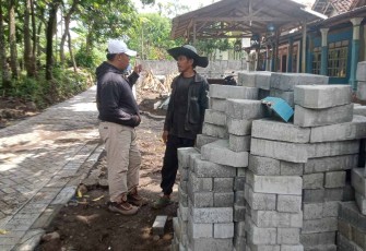 Pavingisasi jalan Dusun Klagin Desa Brabe