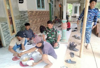 Kebersamaan menikmati makanan Kolak bersama warga