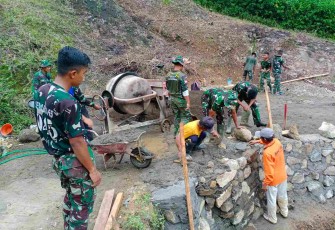 Pembangunan tanggul penahan jalan