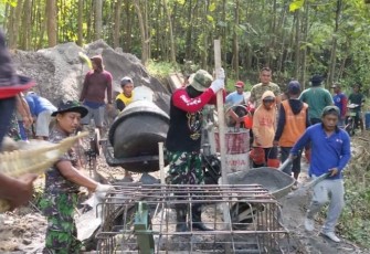 Pembangunan pondasi jembatan perintis garuda