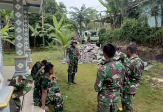 Babinsa jalin komunikasi disela istirahat TMMD