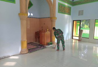 Bersihkan lantai masjid Nurul Jannah