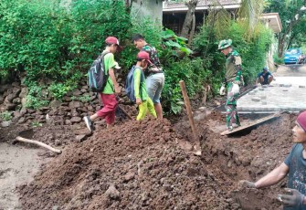 Anntusias siswa melintasi jalur paving