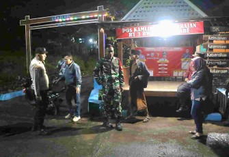 Babinsa Desa Brabe saat patroli keamanan kampung