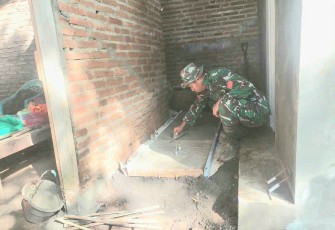 Pengerjaan sanitasi rumah Suwito