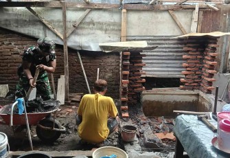 Pengerjaan sanitasi rumah Tariyah di Dusun Sumur