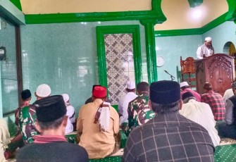 Sholat berjamaah di Masjid Al Karomah