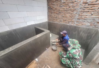 Pengerjaan MCK rumah mbah Paini