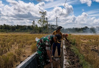 Normalisasi saluran irigasi di wilayah desa binaan
