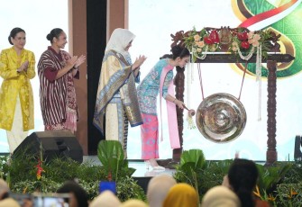 Ibu Wapres Selvi Gibran memukul gong tanda peresmian