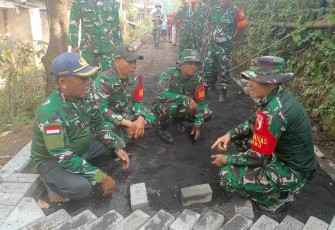 Dansatgas TMMD Ke-128 Kodim 0820/Probolinggo Letkol Inf Ribut Yodo Apriantono