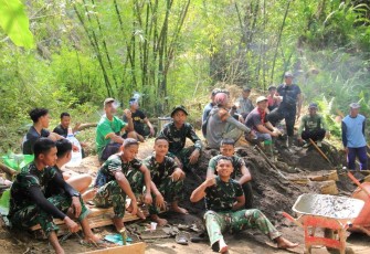 Kebersamaan saat istirahat di lokasi TMMD