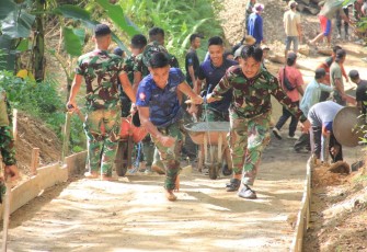 Pengerjaan rabat jalan di Desa Sukorejo