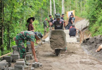 Pemasangan paving TMMD ke-128 Kodim Trenggalek