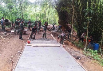 Pengerjaan rabat jalan di Desa Sukorejo