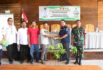 Penyerahan bibit alpukat dan jagung warga Desa Brabe