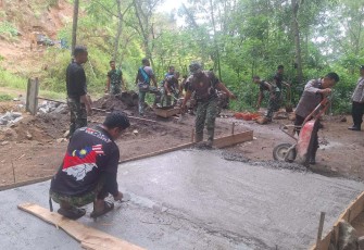 Pengerjaan rabat jalan di Desa Sukorejo