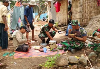 Makan siang bersama warga desa Brabe