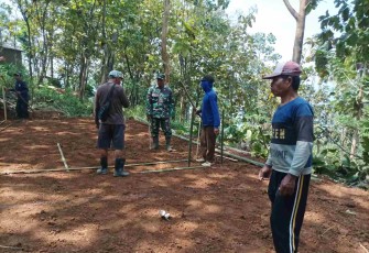 Bangun lapangan voli di wilayah desa binaan