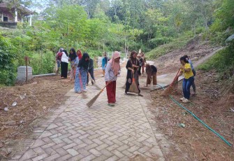 Bersihkan jalan desa Sukorejo
