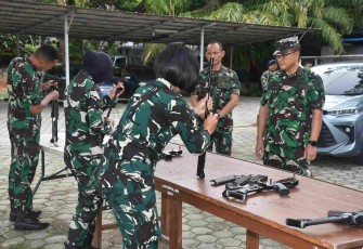 Dankodaeral XIV Laksamana Muda TNI Djatmoko menyambut Wapres Gibran, Selasa (21/4)