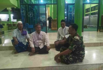 Komsos bersama warga desa lokasi TMMD