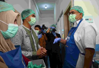 Anggota DPR RI Andre Rosiade saat meninjau salah satu dapur MBG di Pekanbaru bersama Wali Kota Agung Nugroho, Pekanbaru, Jumat (19/6/2026)