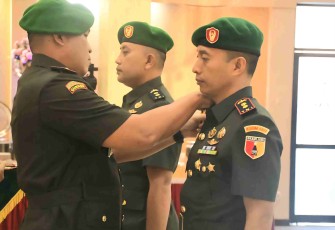 Danrem 081/DSJ Kolonel Arm Untoro Hariyanto saat melantik Dandim 0801/Pacitan Letkol Arh Rudi Ariyanto, Kamis (2/7)