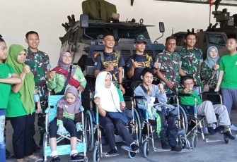 Kegembiraan anak-anak disalitas foto bersama di Yonif 512/QY 