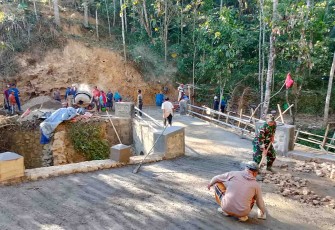 Gotong royong bangun jembatan