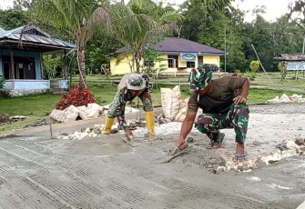 Pengecoran jalan di kampung Sesor