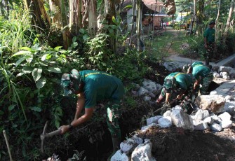 Serda Arga saat menggali pembuatan saluran drainase