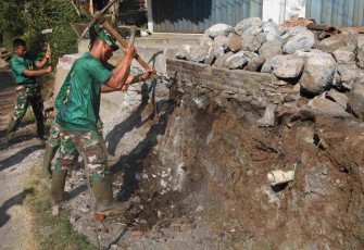 Pembuatan parit di Dusun Lembenah