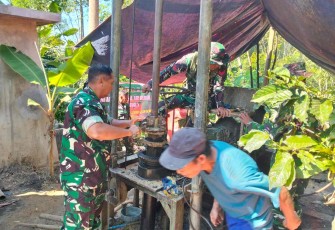 Pengerjaan sumur bor di desa Gucialit
