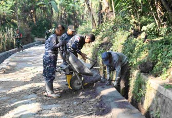 Pengerjaan pengecoran drainase di dusum Lembenah