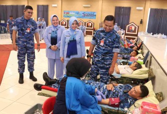 Danlanud Halim Perdanakusuma Marsma TNI Ali Gusman saat meninjau pelaksanaan donor darah di Jakarta, Sabtu (18/7)