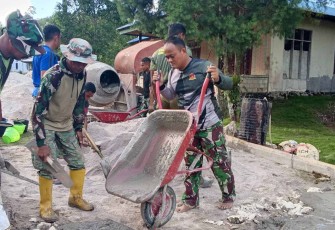 Dansatgas TMMD Ke-129 Kodim 1807/Sorong Selatan Letkol Czi Paulus Caesario saat menuangkan material cor