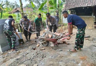 Pengerjaan pembongkaran RTLH milik ibu Ety dusun Lembenah