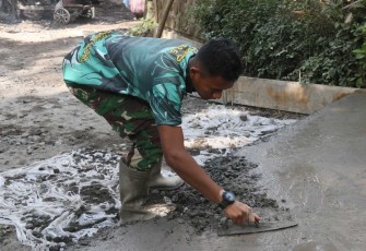 Penyempurnaan rabat jalan TMMD ke-129 dusun Lembenah