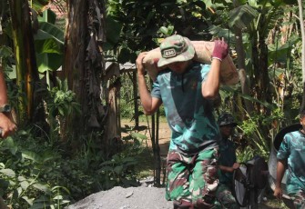 Pasokan material rabat jalan di dusun Lembenah