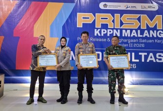Polresta Malang Kota saat menerima penghargaan