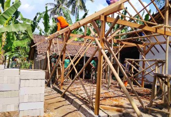 Kerangka rumah ibu Ety penerima RTLH
