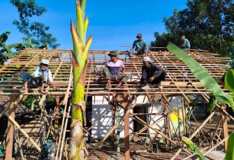 Pemasangan reng RTLH ibu Ety
