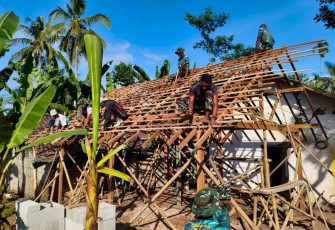 Pemasangan reng RTLH ibu Ety