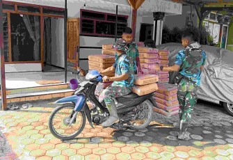 Prada Rizki angkut material 