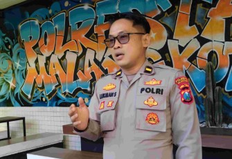 Kasi Humas Polresta Malang Kota, Ipda Lukman saat memberikan keterangan pers