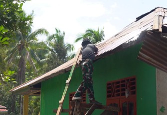 Pengerjaan atap rumah bapak Herman