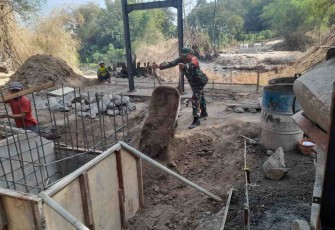 Pembangunan jembatan penghubung antar desa