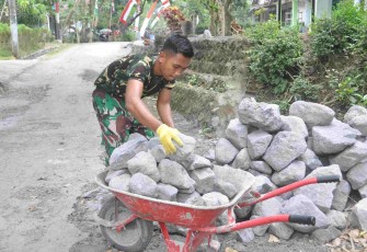 Prada Teguh mempersiapkan batu untuk pembangunan drainase