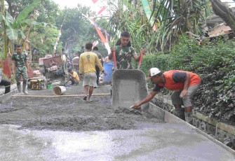 Berjibaku bersama warga percepat rabat beton jalan